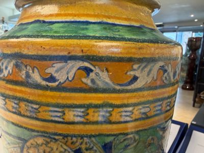 A large polychrome Italian maiolica albarello with a coat of arms beneath a cherub's head — foto 3