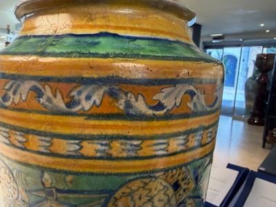 A large polychrome Italian maiolica albarello with a coat of arms beneath a cherub's head — foto 4