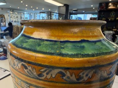 A large polychrome Italian maiolica albarello with a coat of arms beneath a cherub's head — foto 5