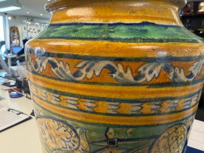A large polychrome Italian maiolica albarello with a coat of arms beneath a cherub's head — foto 6