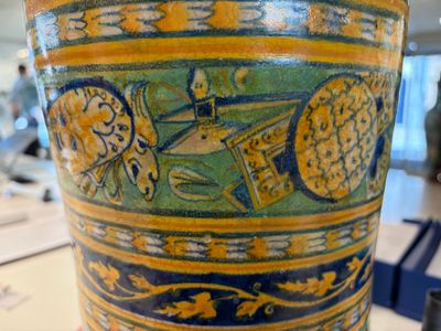 A large polychrome Italian maiolica albarello with a coat of arms beneath a cherub's head — foto 7
