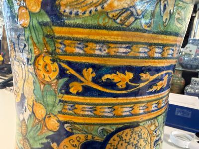 A large polychrome Italian maiolica albarello with a coat of arms beneath a cherub's head — foto 8
