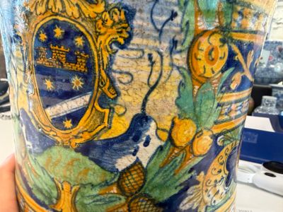 A large polychrome Italian maiolica albarello with a coat of arms beneath a cherub's head — foto 9