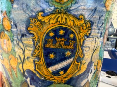 A large polychrome Italian maiolica albarello with a coat of arms beneath a cherub's head — foto 10