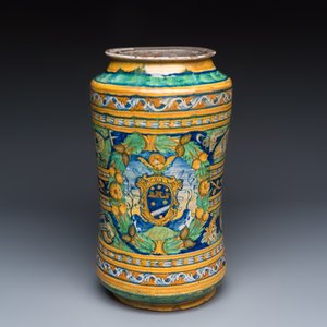 A large polychrome Italian maiolica albarello with a coat of arms beneath a cherub's head — foto 1
