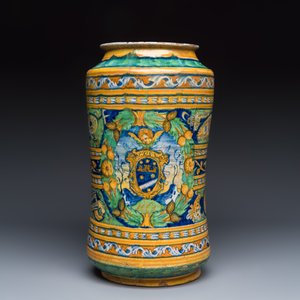A large polychrome Italian maiolica albarello with a coat of arms beneath a cherub's head — foto 2