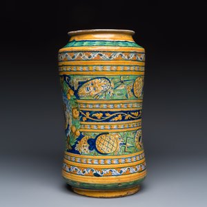 A large polychrome Italian maiolica albarello with a coat of arms beneath a cherub's head — foto 3