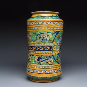 A large polychrome Italian maiolica albarello with a coat of arms beneath a cherub's head — foto 5