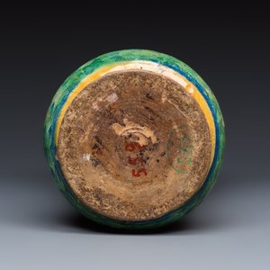 A large polychrome Italian maiolica albarello with a coat of arms beneath a cherub's head — foto 7