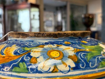 A large polychrome Italian maiolica albarello with portrait medallions — photo 1