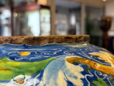 A large polychrome Italian maiolica albarello with portrait medallions — photo 2