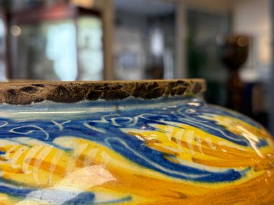 A large polychrome Italian maiolica albarello with portrait medallions — photo 3
