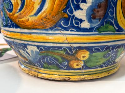 A large polychrome Italian maiolica albarello with portrait medallions — photo 5