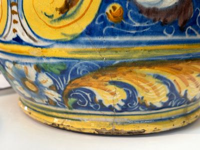 A large polychrome Italian maiolica albarello with portrait medallions — photo 6