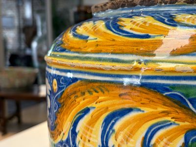 A large polychrome Italian maiolica albarello with portrait medallions — photo 7