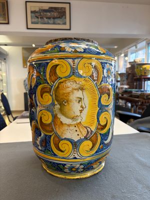 A large polychrome Italian maiolica albarello with portrait medallions — photo 8