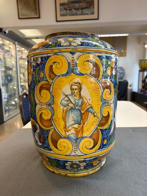 A large polychrome Italian maiolica albarello with portrait medallions — photo 9