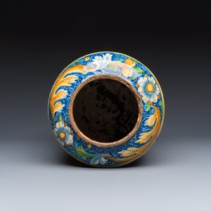 A large polychrome Italian maiolica albarello with portrait medallions — photo 5