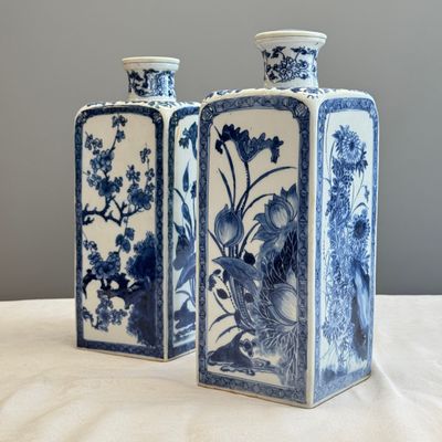 A pair of Chinese blue and white 'Blossoming Flower Branches' square flasks and covers — 照片 1