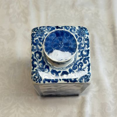 A pair of Chinese blue and white 'Blossoming Flower Branches' square flasks and covers — 照片 13