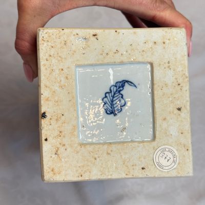 A pair of Chinese blue and white 'Blossoming Flower Branches' square flasks and covers — 照片 19