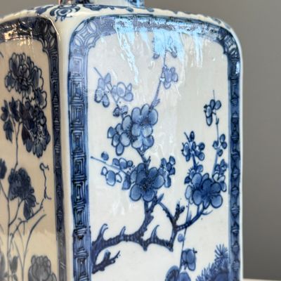 A pair of Chinese blue and white 'Blossoming Flower Branches' square flasks and covers — 照片 3