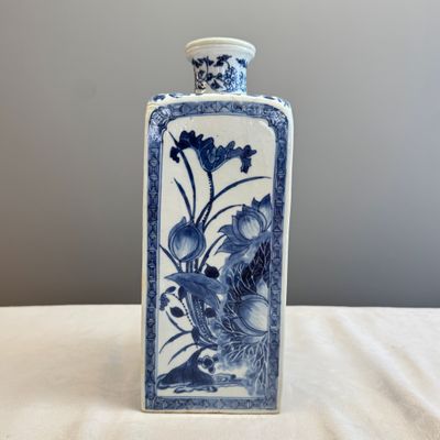 A pair of Chinese blue and white 'Blossoming Flower Branches' square flasks and covers — 照片 31