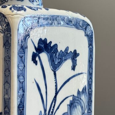 A pair of Chinese blue and white 'Blossoming Flower Branches' square flasks and covers — 照片 32