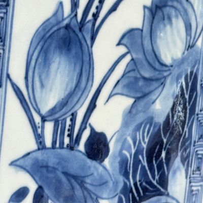A pair of Chinese blue and white 'Blossoming Flower Branches' square flasks and covers — 照片 33