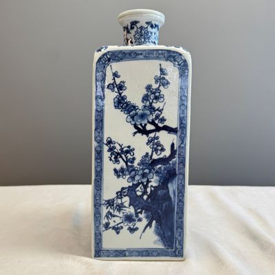 A pair of Chinese blue and white 'Blossoming Flower Branches' square flasks and covers — 照片 34