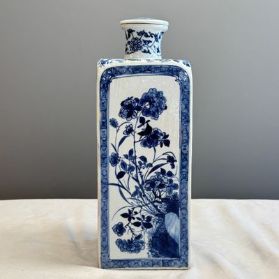 A pair of Chinese blue and white 'Blossoming Flower Branches' square flasks and covers — 照片 38