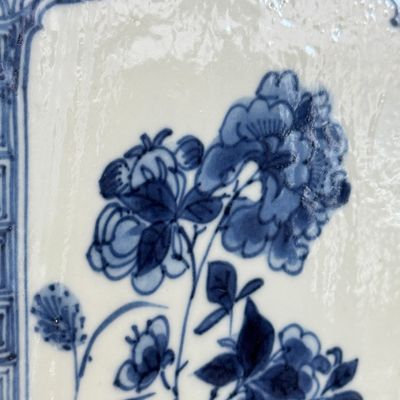 A pair of Chinese blue and white 'Blossoming Flower Branches' square flasks and covers — 照片 39