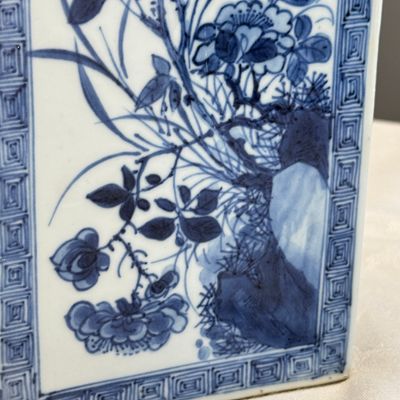 A pair of Chinese blue and white 'Blossoming Flower Branches' square flasks and covers — 照片 40
