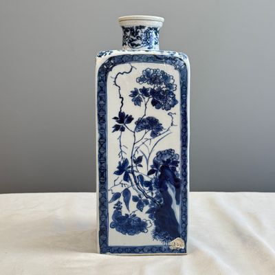 A pair of Chinese blue and white 'Blossoming Flower Branches' square flasks and covers — 照片 4