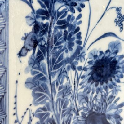 A pair of Chinese blue and white 'Blossoming Flower Branches' square flasks and covers — 照片 43