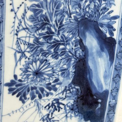 A pair of Chinese blue and white 'Blossoming Flower Branches' square flasks and covers — 照片 44