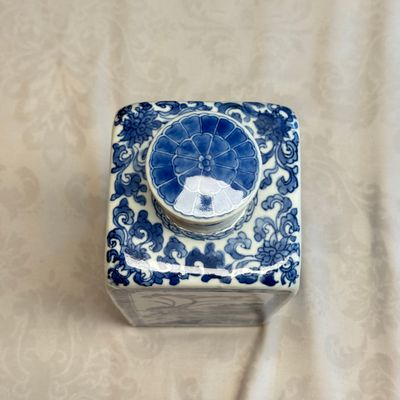 A pair of Chinese blue and white 'Blossoming Flower Branches' square flasks and covers — 照片 45