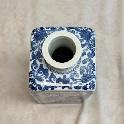 A pair of Chinese blue and white 'Blossoming Flower Branches' square flasks and covers — 照片 46