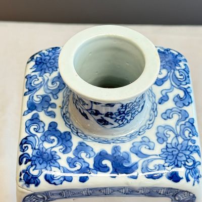 A pair of Chinese blue and white 'Blossoming Flower Branches' square flasks and covers — 照片 47