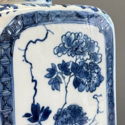 A pair of Chinese blue and white 'Blossoming Flower Branches' square flasks and covers — 照片 5