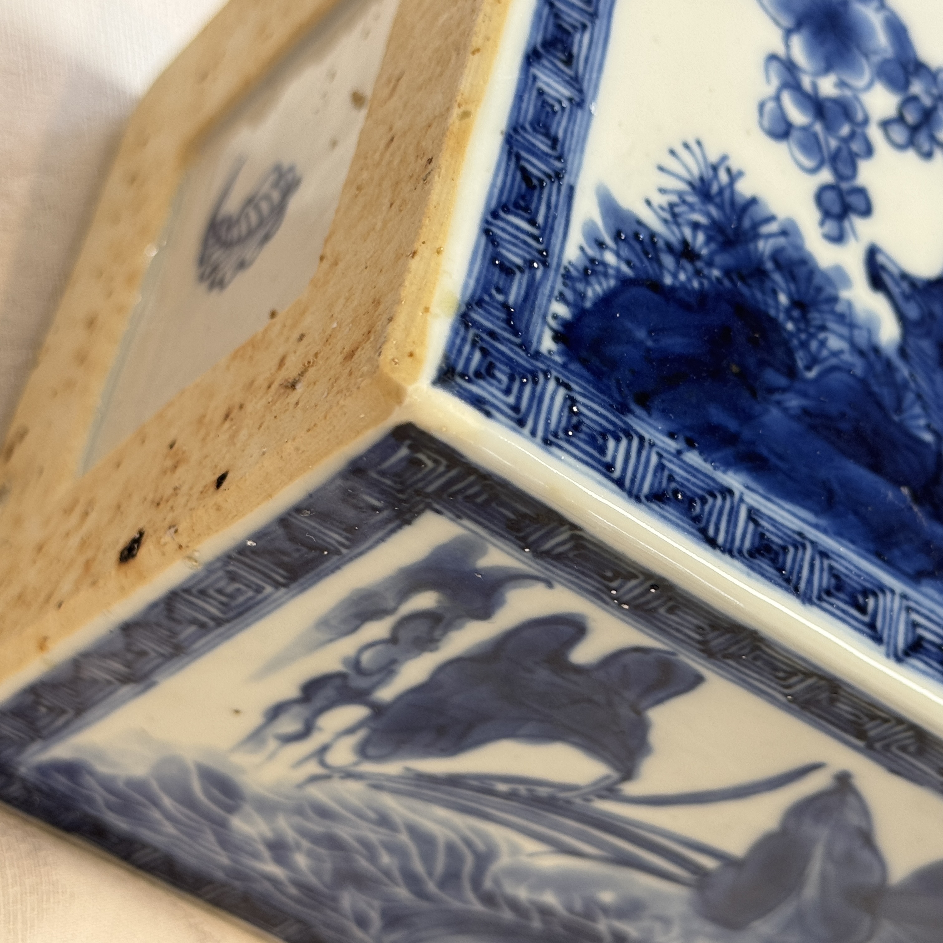 A pair of Chinese blue and white 'Blossoming Flower Branches' square flasks and covers — 照片 63