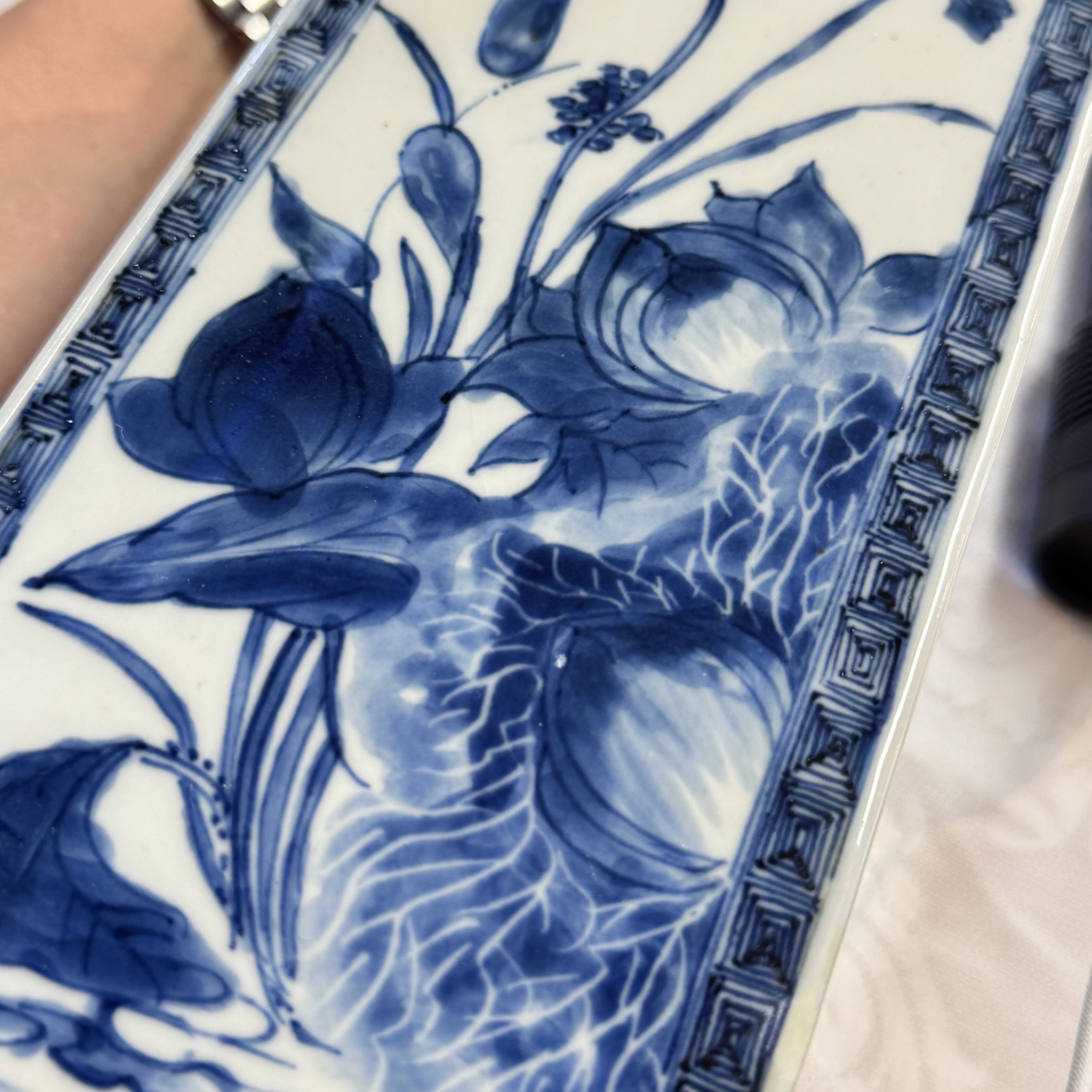 A pair of Chinese blue and white 'Blossoming Flower Branches' square flasks and covers — 照片 69