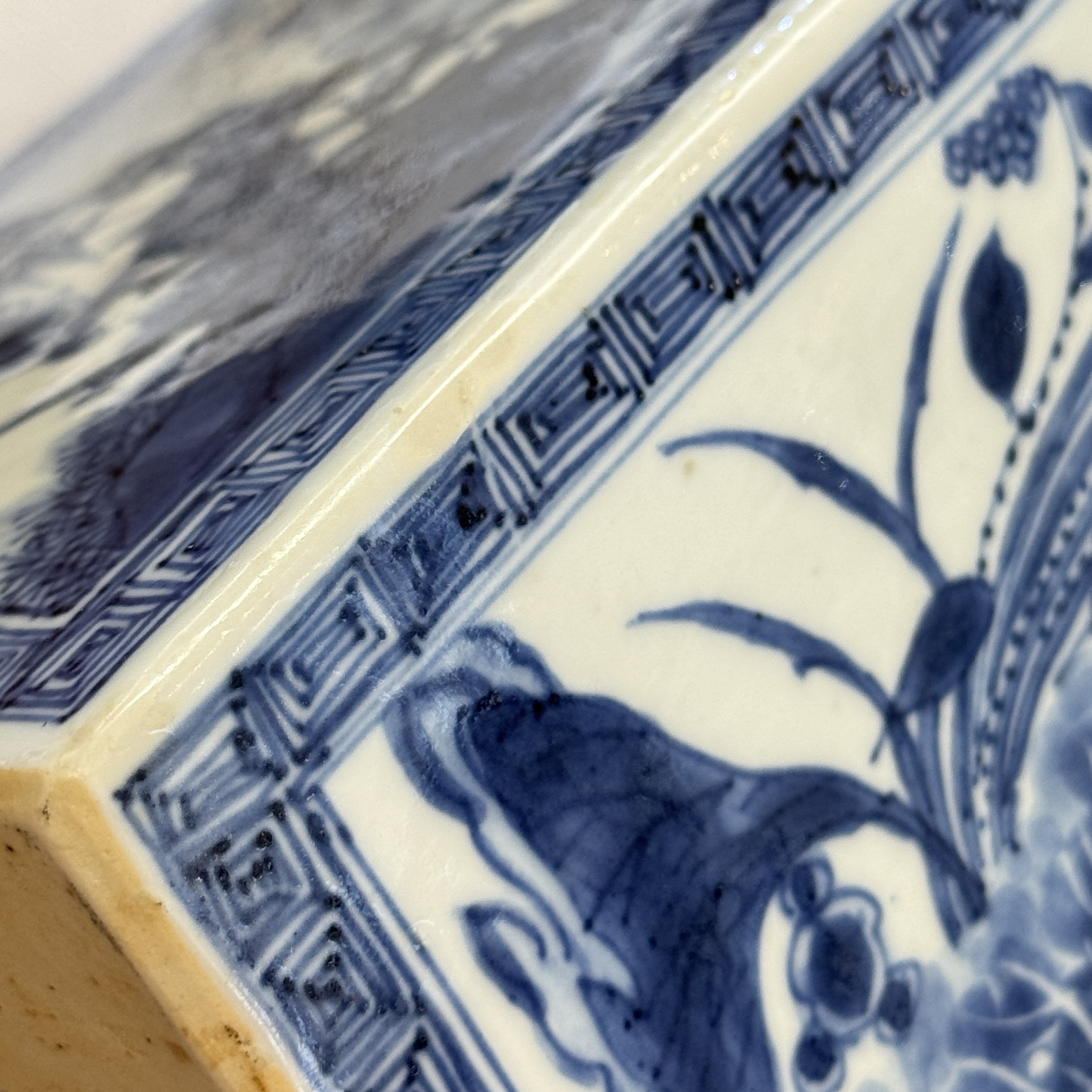 A pair of Chinese blue and white 'Blossoming Flower Branches' square flasks and covers — 照片 76