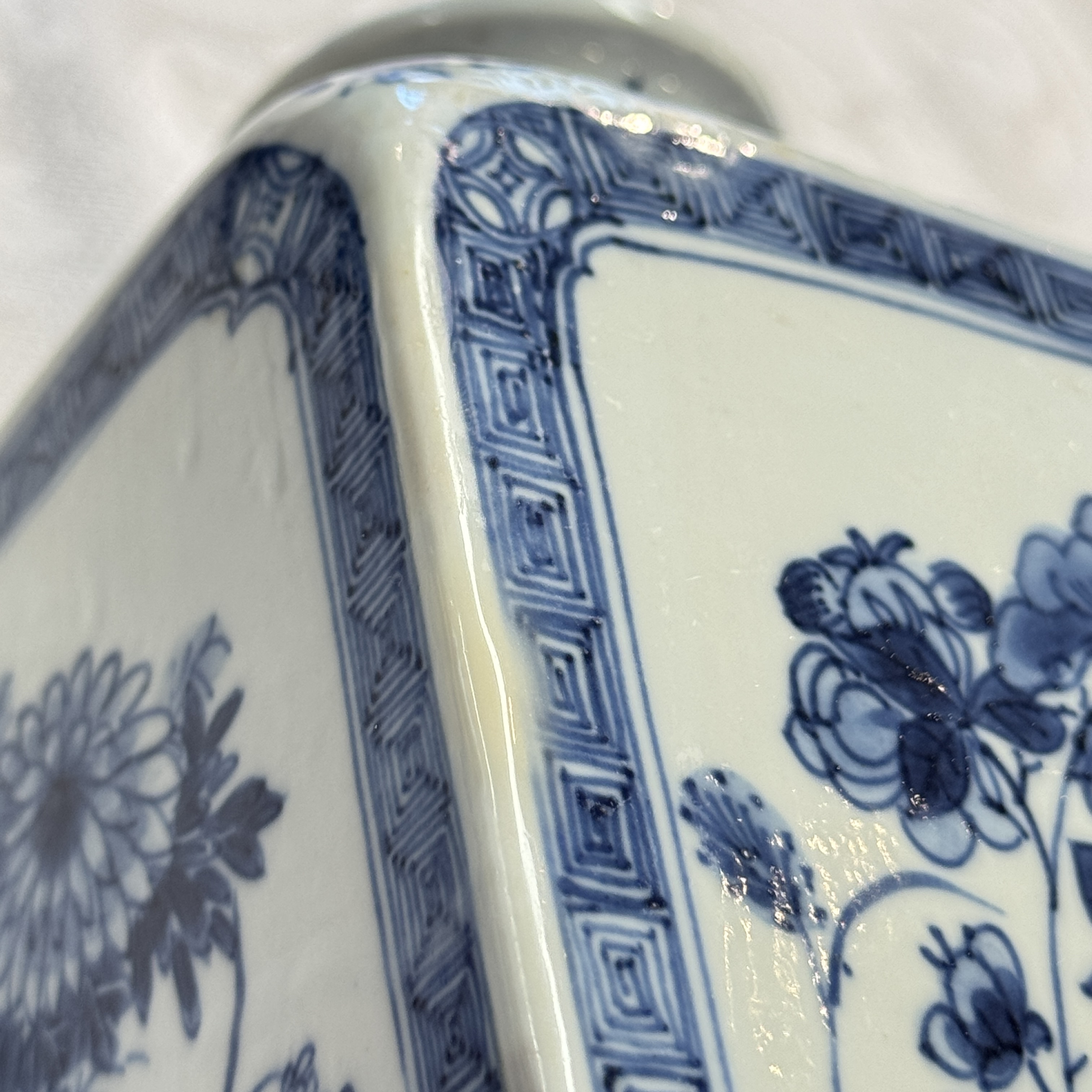 A pair of Chinese blue and white 'Blossoming Flower Branches' square flasks and covers — 照片 79