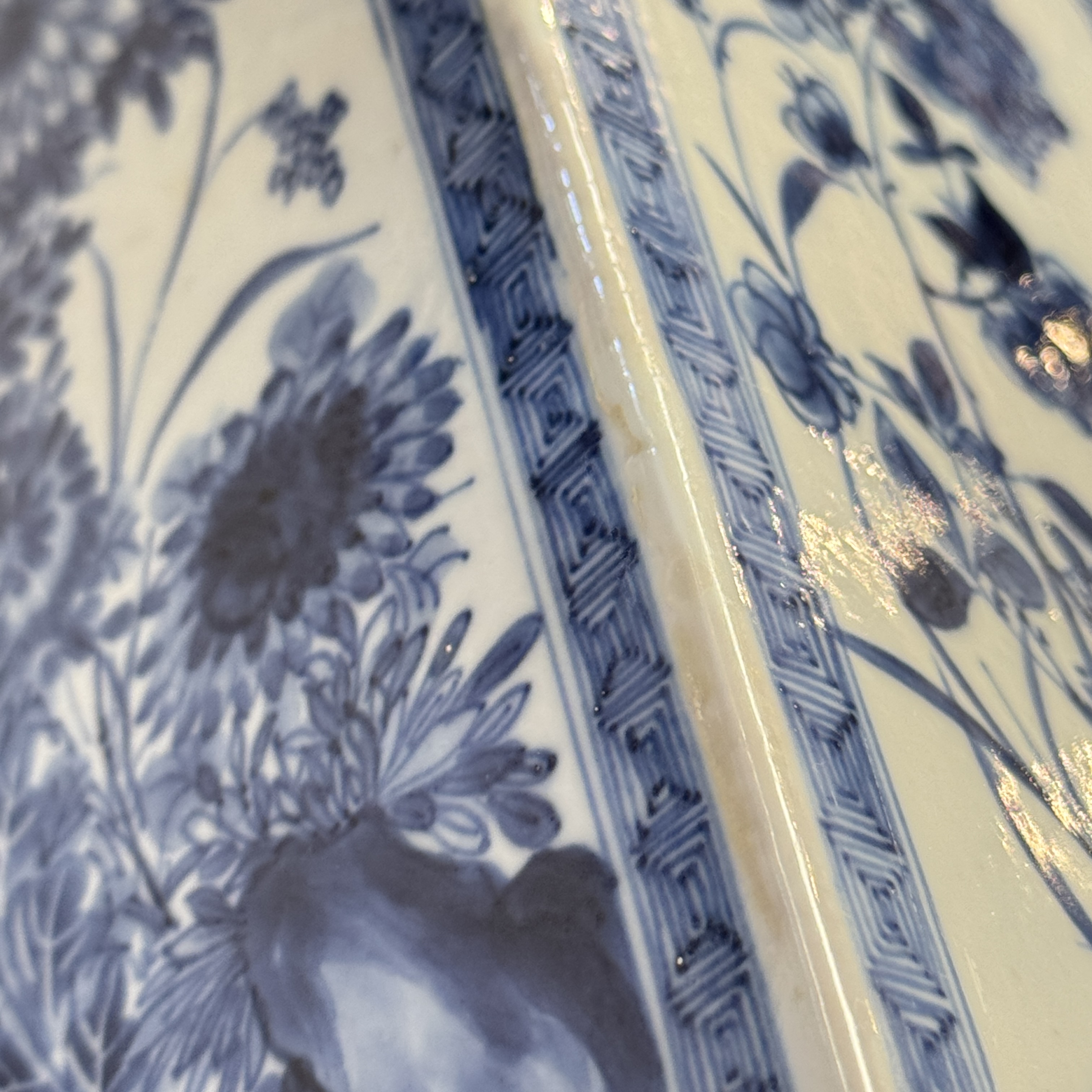 A pair of Chinese blue and white 'Blossoming Flower Branches' square flasks and covers — 照片 80