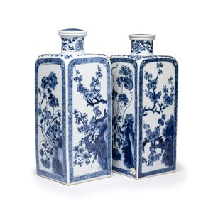 A pair of Chinese blue and white 'Blossoming Flower Branches' square flasks and covers — 照片 1