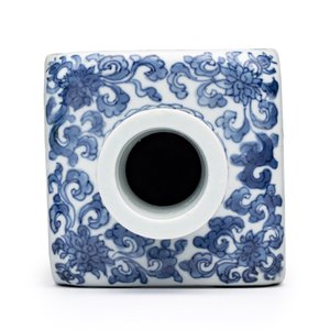 A pair of Chinese blue and white 'Blossoming Flower Branches' square flasks and covers — 照片 16