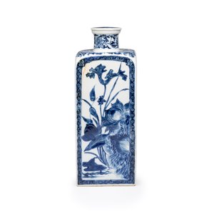 A pair of Chinese blue and white 'Blossoming Flower Branches' square flasks and covers — 照片 4