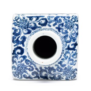 A pair of Chinese blue and white 'Blossoming Flower Branches' square flasks and covers — 照片 7