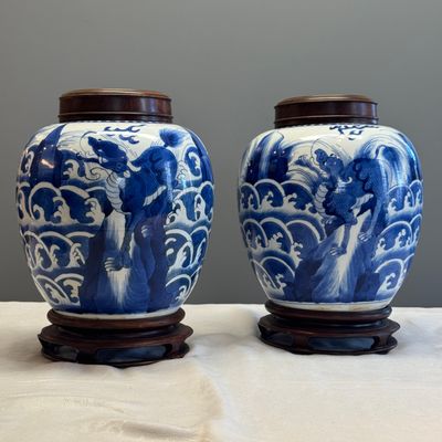 A pair of Chinese blue and white 'Mythical Beast' jars with later wooden covers and stands — 照片 1